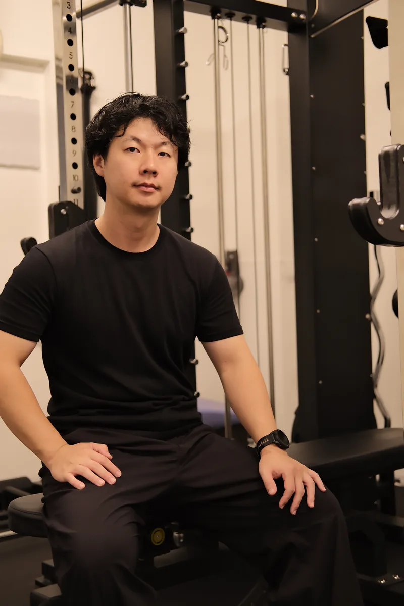 ジムで座るトレーナー 狩野宏多